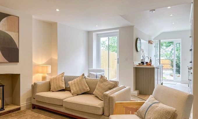 Stuppington House | Modern Canterbury Townhouse - Pets Welcome & Private Parking