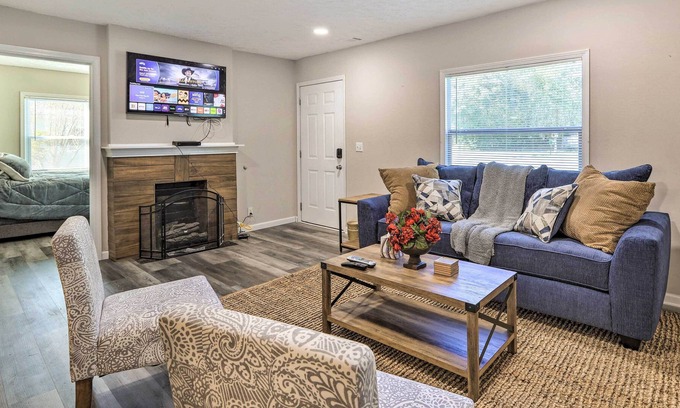 Carrollton House | Modern Carrollton Home w/ Deck - Pets Welcome