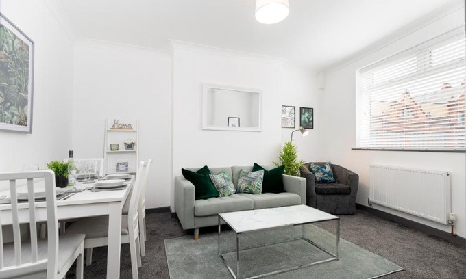 Darlington Apartment | Modern centrally located 3 bed property with TVs in each bedroom super fast WiFi and crisp white hotel linen hosted by Our Home Short Stays