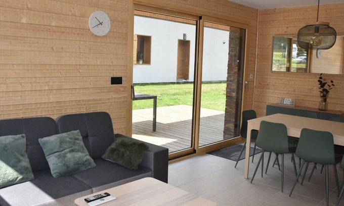 Pralognan-la-Vanoise Ski Chalet | Modern Chalet - Near Center, Sleeps 8, Parking, Close to Cable Car, Pool & Ice Rink