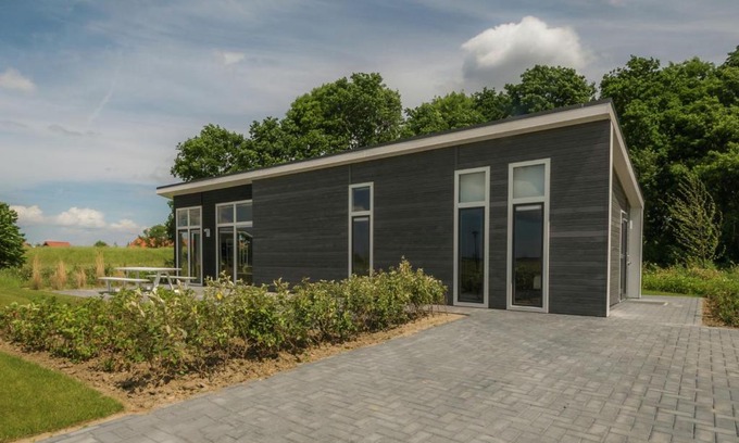 Wemeldinge House | Modern chalet at the edge of a forest near the Oosterschelde