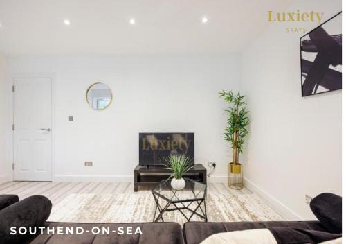 Southend-on-Sea Apartment | Modern & Chic 1BR City Centre Nr the beach, High St & Adventure Island by Luxiety Stays