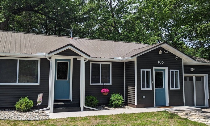 Houghton Lake Cottage | Modern,Clean Cottage, 1 block from the lake and close to town