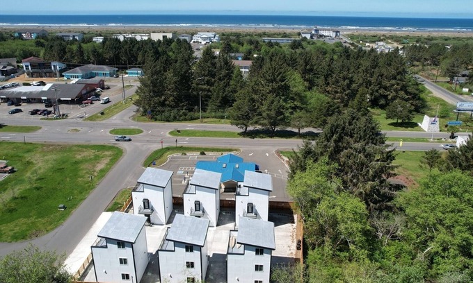 Ocean Shores House | Modern Coastal Getaways # 2 ~Brand New in Downtown Ocean Shores~