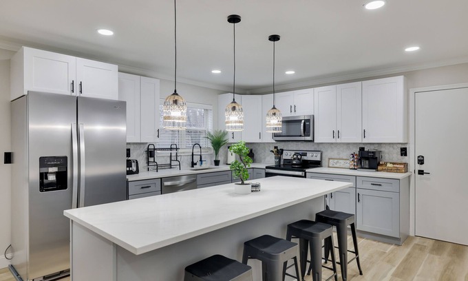 Tobyhanna House | ✨ Modern Colonial ✨ Hot Tub ✨ Karaoke ✨ Game Room ✨ EV Charger ✨ King Bed ✨