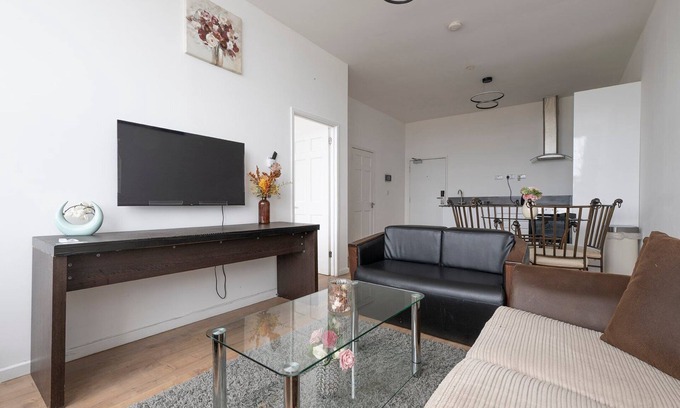 Smethwick Apartment | Modern comfort near The Hawthorns Station