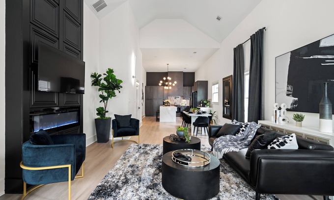 East Side House | Modern Comfort- Spa Bath+ Large Patio+ Fireplace