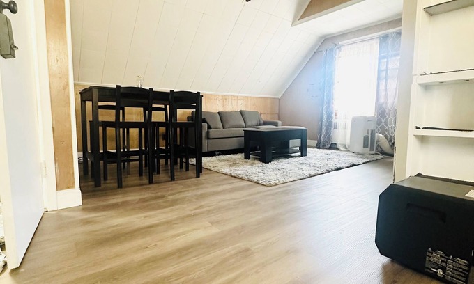 Queens Apartment | Modern & Comfortable Apt 3 mins walk to usb arena in the Heart of Queens Village