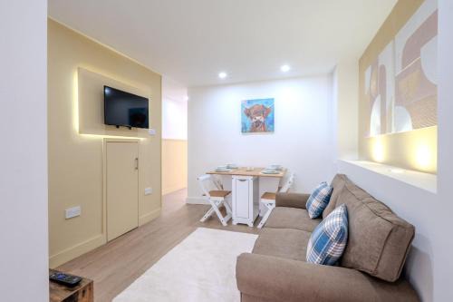 Margam House | Modern Comforts – 4 Bedroom Home for Work & Play