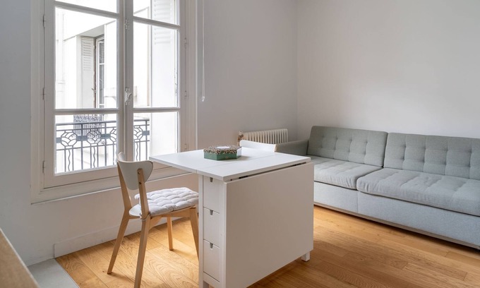 4th Arrondissement Apartment | Modern & Contemporary 1BD Flat, Île Saint-Louis