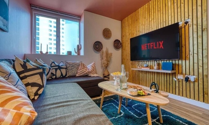 Portsmouth City Centre Apartment | Modern Contractor 2BR Apartment Sleeps 4 With Parking Portsmouth Airbnb