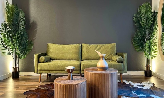 Beverly Hills Apartment | Modern Cosmopolitan APT Mid Hollywood with Free Parking 10mins to Universal Stud