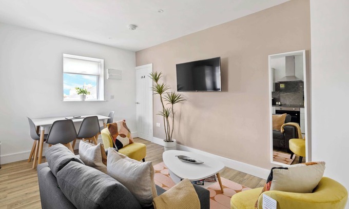 Old Trafford Apartment | Modern & Cosy 2 Bed Apartment in Saltash