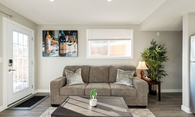 Springbank Hill Apartment | Modern & Cosy, Free Parking, 15 mins to Downtown