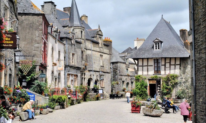 Rochefort-en-Terre Cottage | Modern cottage with terrace by a lake