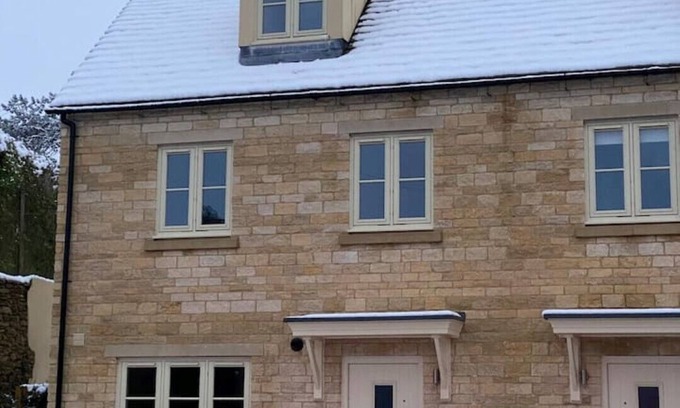 Stow-on-the-Wold House | Modern cottage with a sunny patio and home office.