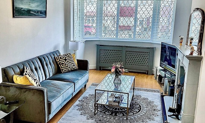Whitefoot House | Modern Cozy 5 star 3 Bedroom House in vibrant London with wifi and free parking!