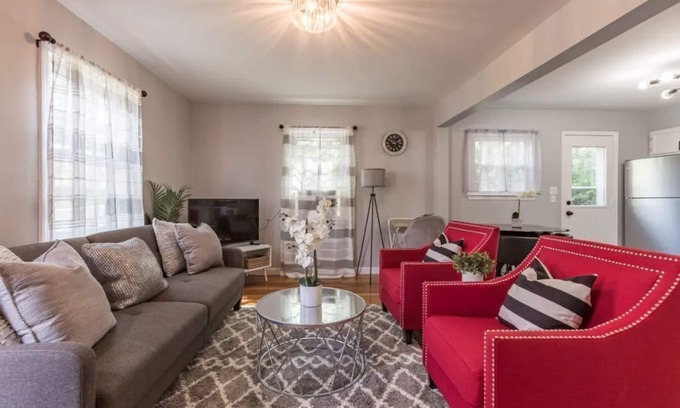 Center House | Modern & Cozy Cape | 4 Bedroom House | Central Location