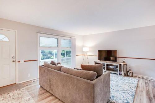 South Bend House | Modern Cozy Home 4 min Drive from Notre Dame
