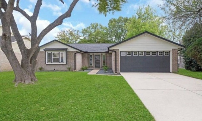 Houston House | Modern cozy home near Downtown Houston and major hospitals