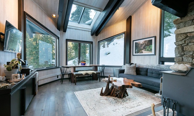 Truckee House | Modern~Cozy Mountain Getaway 3 Beds Max 6 adults