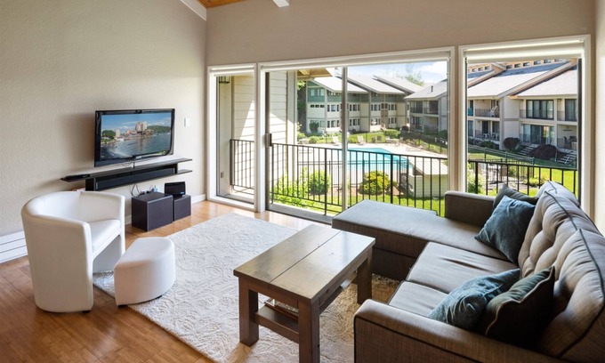 Sandpoint Condo | Modern Darling Downtown Condo | Pool, Tennis
