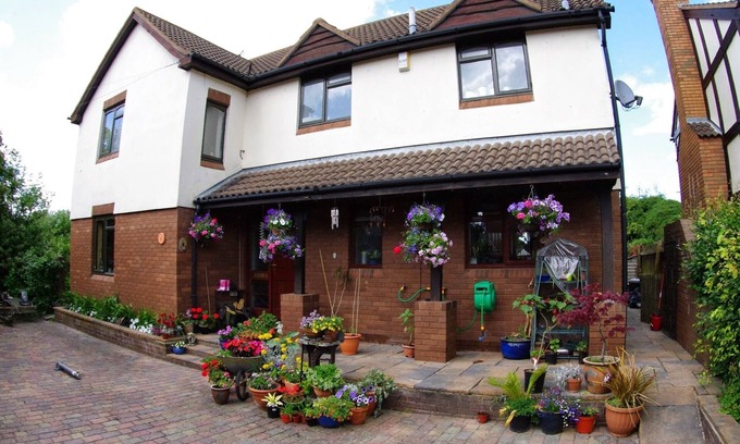 Cheltenham House | Modern Detached Family Home with Off-Road Parking in Quiet Cul-De-Sac