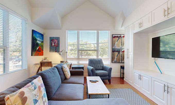 East Cesar Chavez Apartment | Modern, Dog-Friendly Flat with WiFi & Garage Parking - Unbeatable Location