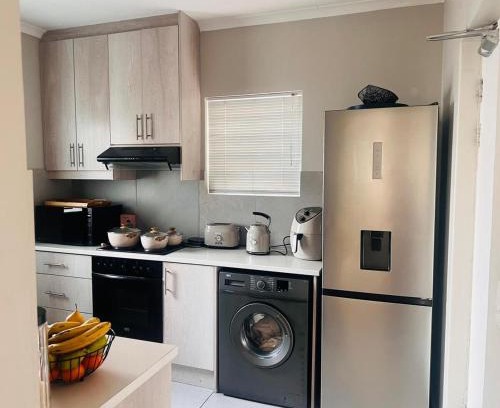 Bloubergstrand Apartment | Modern Double-Story 2-Bedroom Townhouse with Private Backyard & Braai