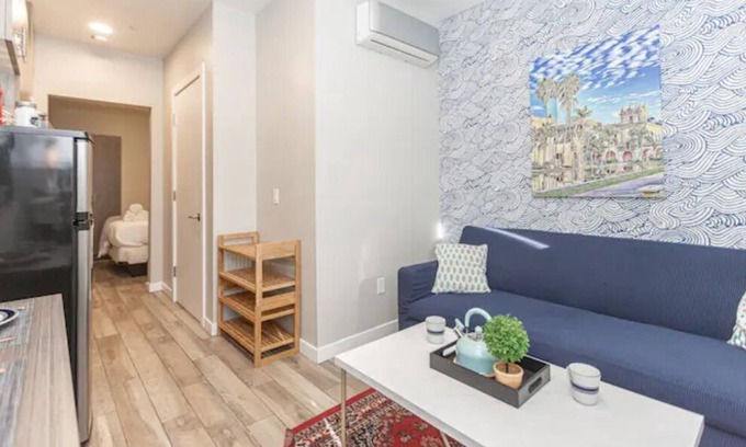 Old Town House | Modern Downtown 💎 WiFi, Cable, Parking, Comfy Bed - Discounts For Longer Stays