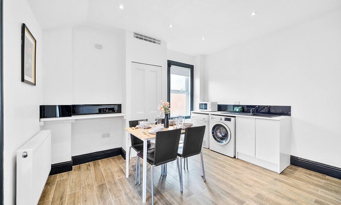 Reading Apartment | MODERN DUPLEX APARTMENT LOCATED NEAR CITY CENTRE - FREE PARKING, WI FI & NETFLIX