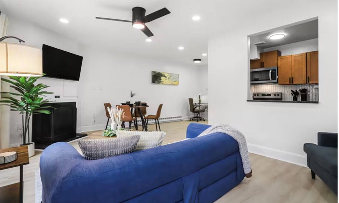 Hill East Apartment | Modern & Elegant Retreat Cozy Capitol Hill Getaway