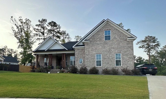Evans House | Modern Eloquent 5-bedroom house for Masters Group WiFi, AC, kayaking Plus more!