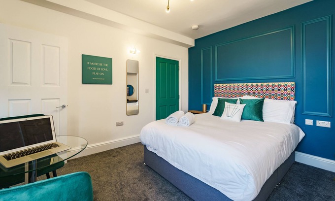 City Centre Apartment | Modern ensuite studio apartment with kitchenette