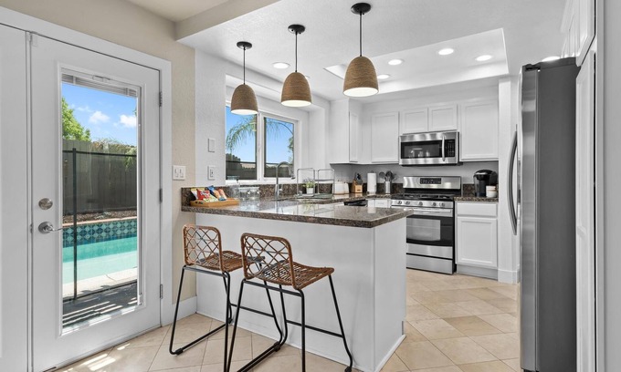 Moreno Valley House | Modern Family Home! Pool, Bar, Games, BBQ, Office! Off the highway! 7 min to UCR