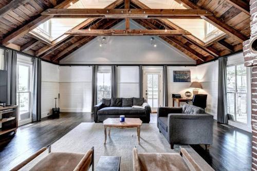 Home Park House | Modern Farm house in heart of the City- Sleeps 12