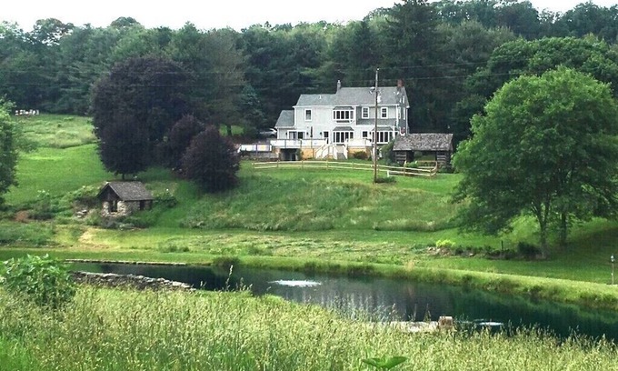 Stewartstown House | Modern farmhouse located on 53 acres of manicured rolling hills.
