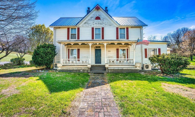 Sevierville Other | Modern Farmhouse with Cottage
