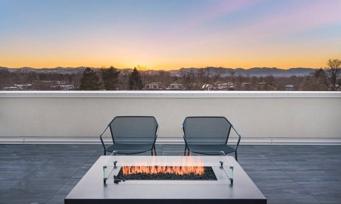 Berkeley Condo | Modern Flat w/Mtn Views & Private Balcony!