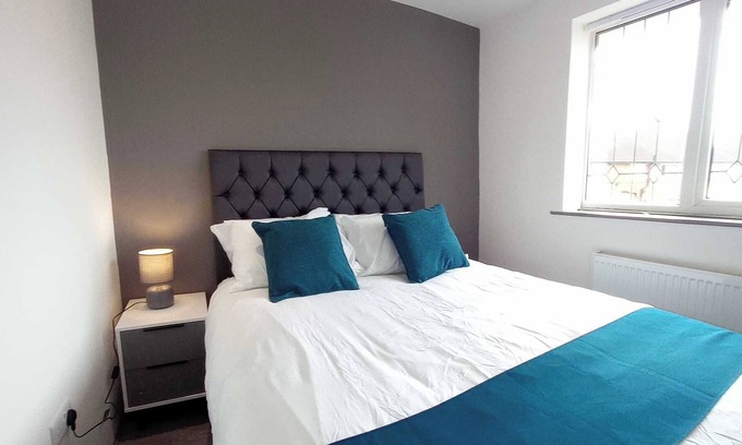 Newcastle-Under-Lyme House | Modern Fully Furnished 3BR House-free Parking