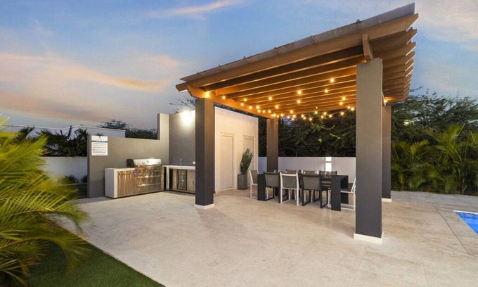 Bubali House | Modern Gem: Villa Biba Dushi's 5BR by Eagle Beach