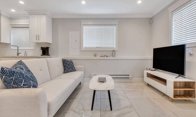 East Side House | Modern Guesthouse near Skytrain and Free Parking
