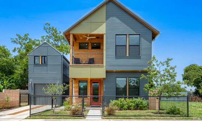 Southtown House | Modern Haven in Lavaca | 5 Bed, 4.5 Bath