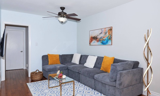 Aurora House | Modern Haven: King Size Bed & Own Parking