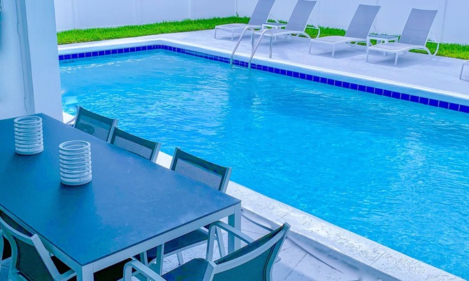 East Fort Lauderdale House | MODERN HOME, WALK TO BEACH PLUS 40 RESTAURANTS