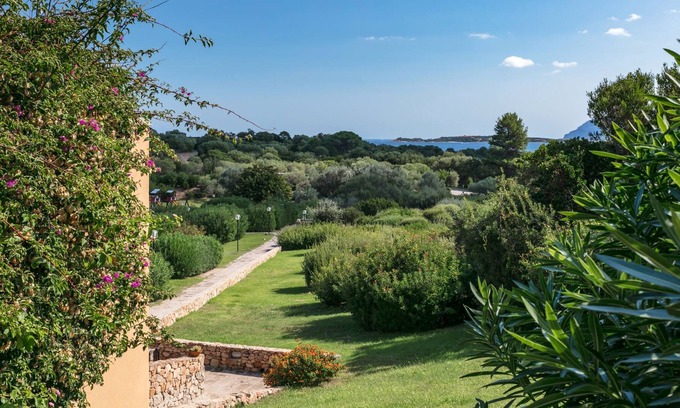 Portisco House | Modern Holiday Apartment “Urbansea House” with Air Conditioning & Wi-Fi; Parking Available