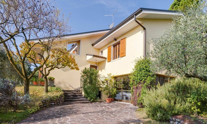 Costermano House | Modern Holiday Home in Marciaga with Garden