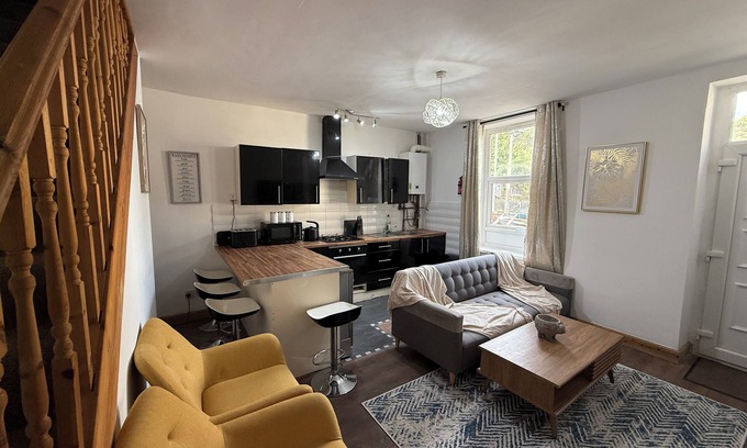 Bradford House | Modern Home Sleeps 7 Contractor/Families & Students Welcome.