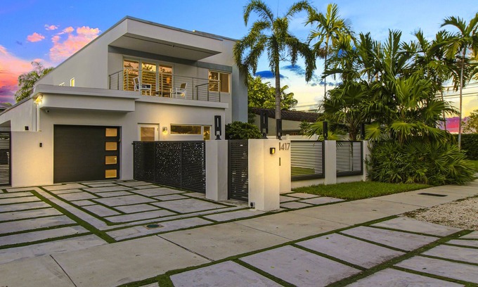 Croissant Park House | Modern Home w/Pool + 2nd Unit - Near Las Olas