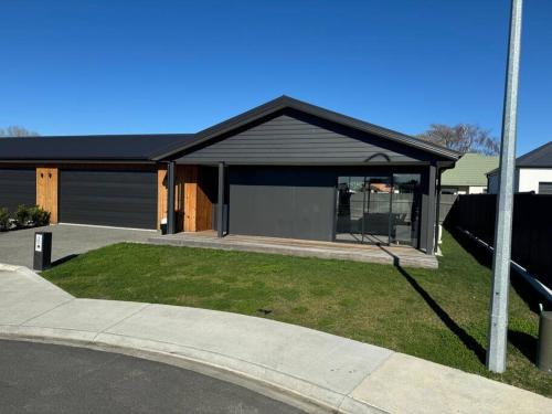 Taradale House | Modern & Homely - Double Garage
